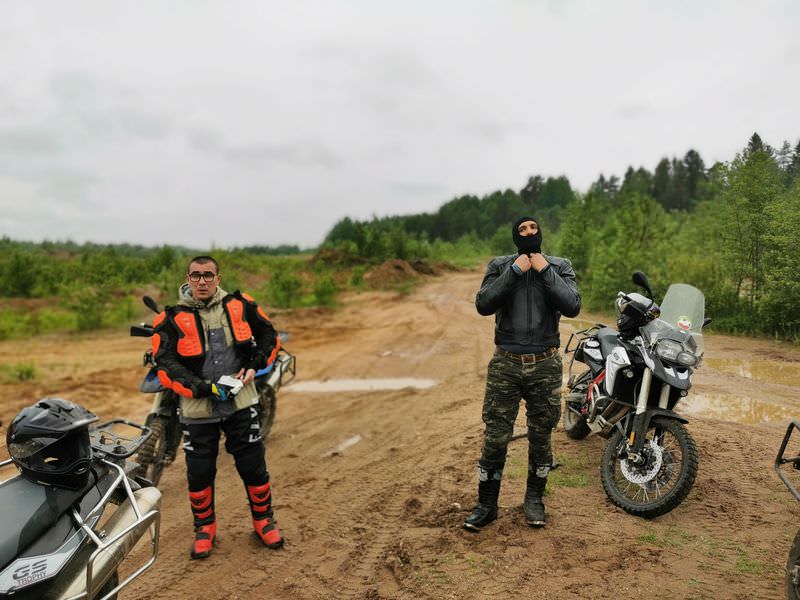  Today our third enduro training in Valdai is over. A group of five participants finished their course. This time we got the most family race, almost all came from a spouse, some with their wives. We were lucky again with the weather and the group did a great job, below the photo, as it were